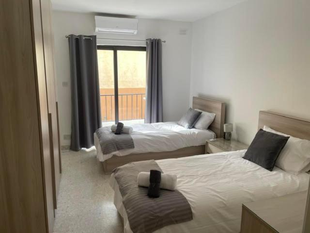 Spacious 3 Bedroom Apartment In The Heart Of St Julians سانت جوليان المظهر الخارجي الصورة