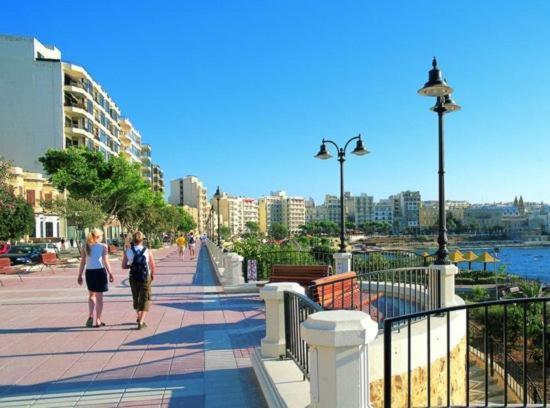 Spacious 3 Bedroom Apartment In The Heart Of St Julians سانت جوليان المظهر الخارجي الصورة
