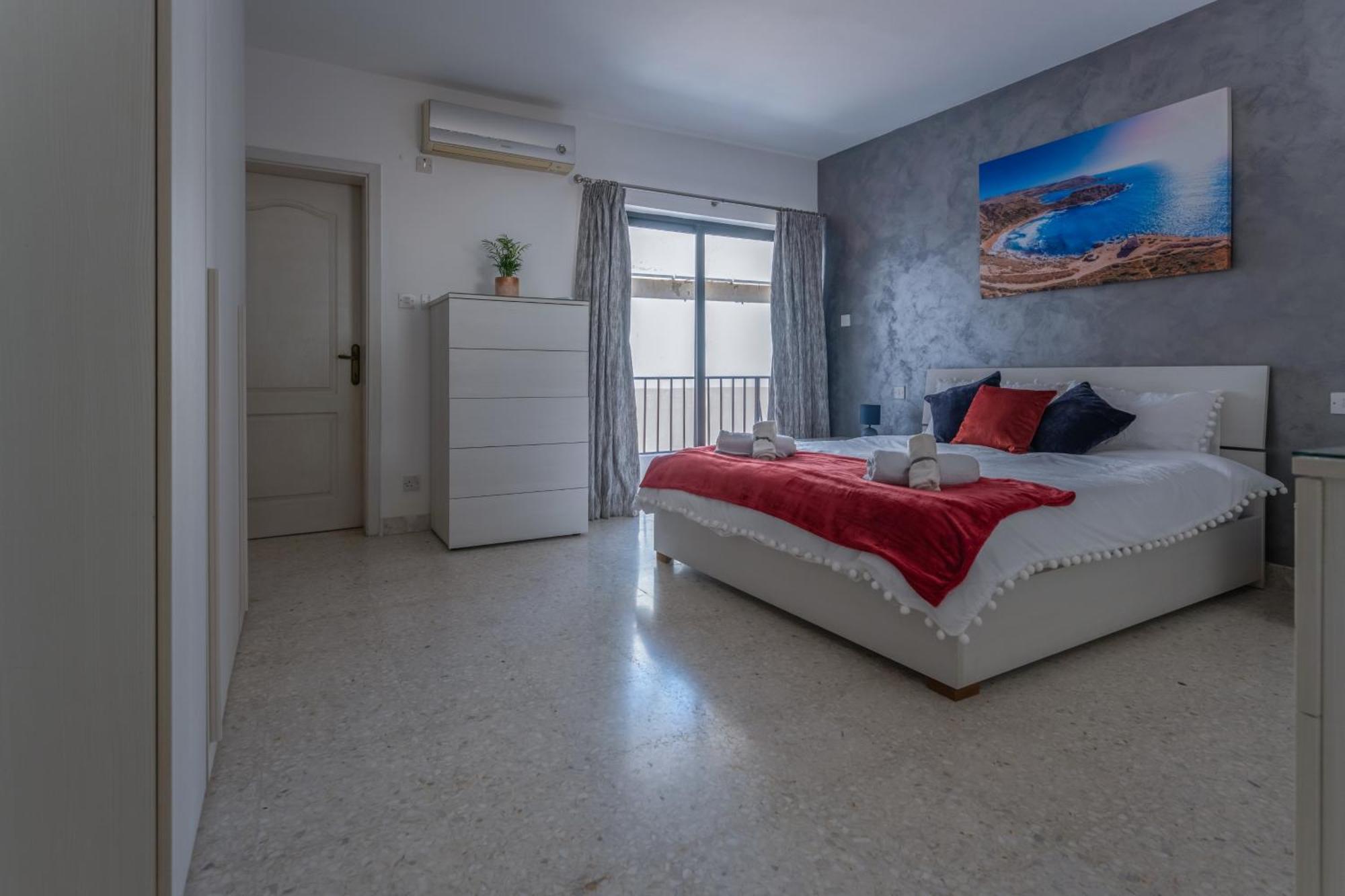Spacious 3 Bedroom Apartment In The Heart Of St Julians سانت جوليان المظهر الخارجي الصورة