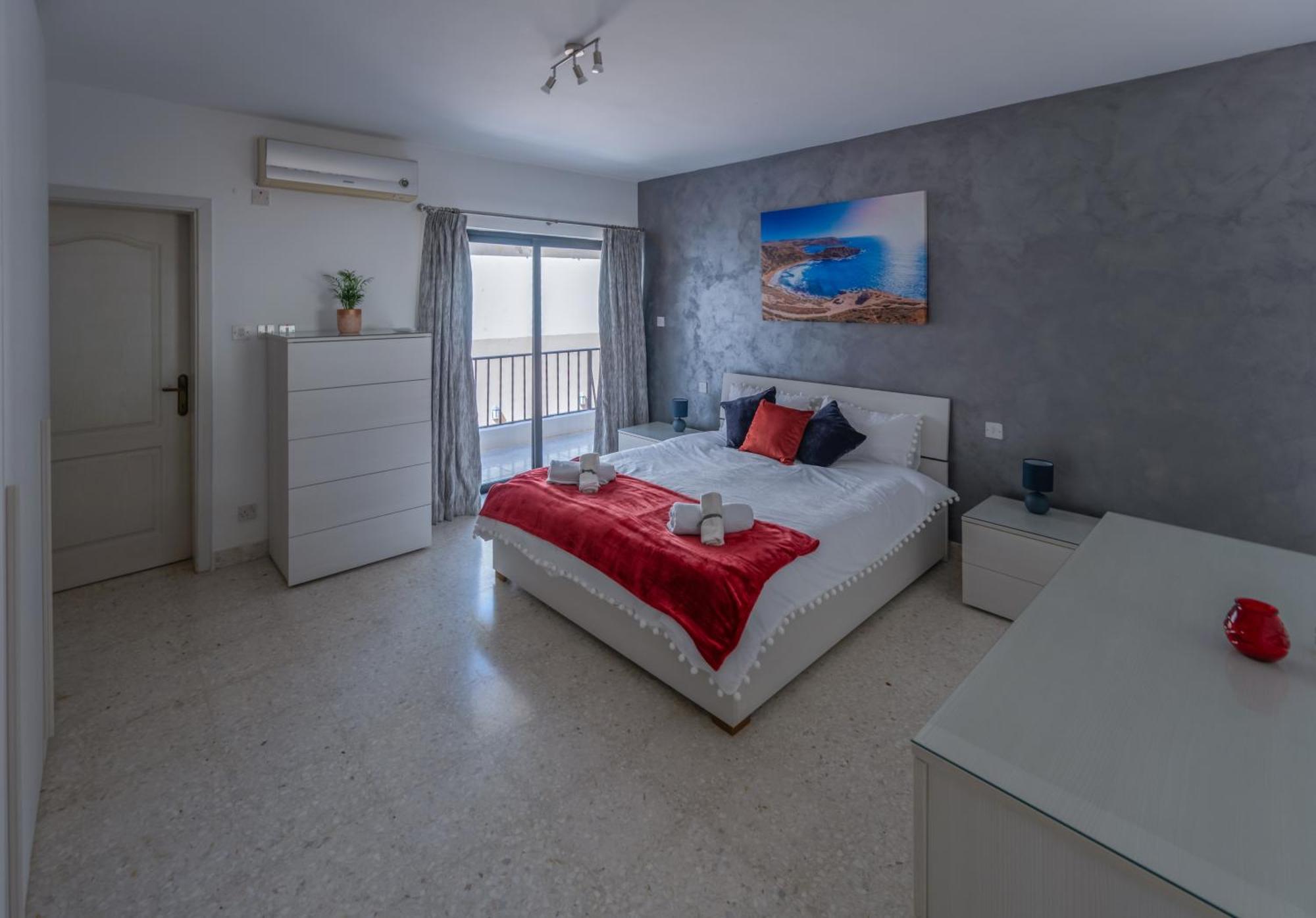 Spacious 3 Bedroom Apartment In The Heart Of St Julians سانت جوليان المظهر الخارجي الصورة