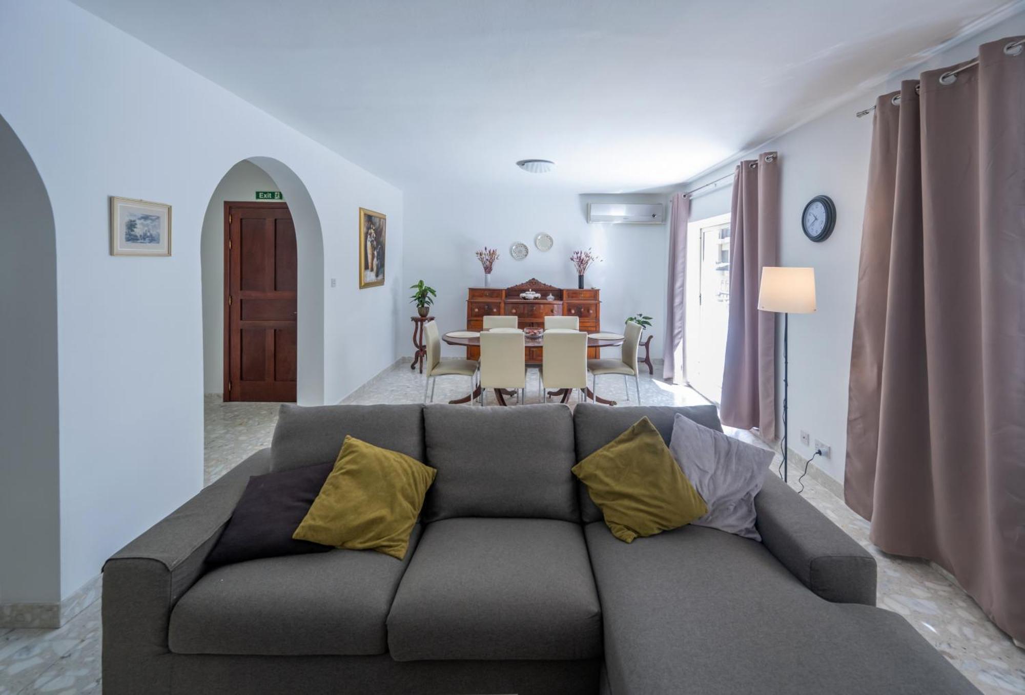 Spacious 3 Bedroom Apartment In The Heart Of St Julians سانت جوليان المظهر الخارجي الصورة
