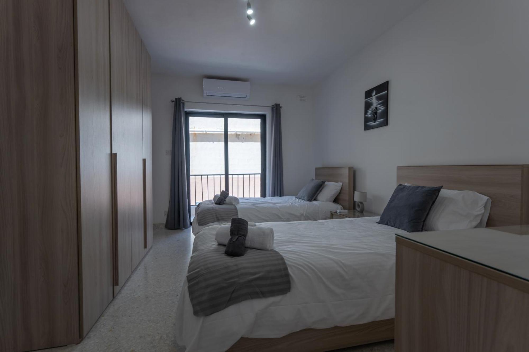 Spacious 3 Bedroom Apartment In The Heart Of St Julians سانت جوليان المظهر الخارجي الصورة