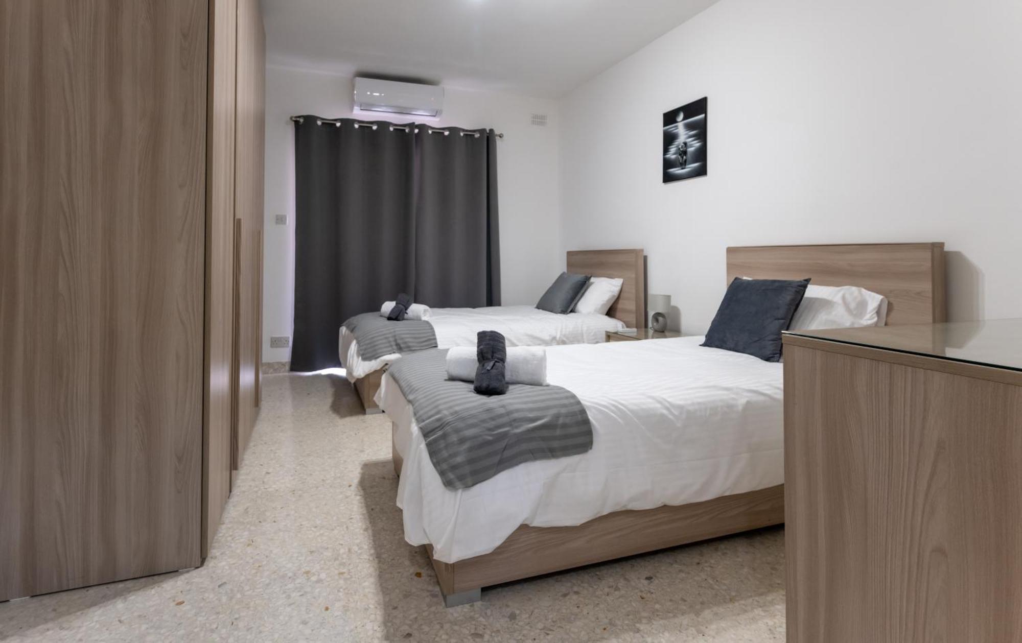 Spacious 3 Bedroom Apartment In The Heart Of St Julians سانت جوليان المظهر الخارجي الصورة