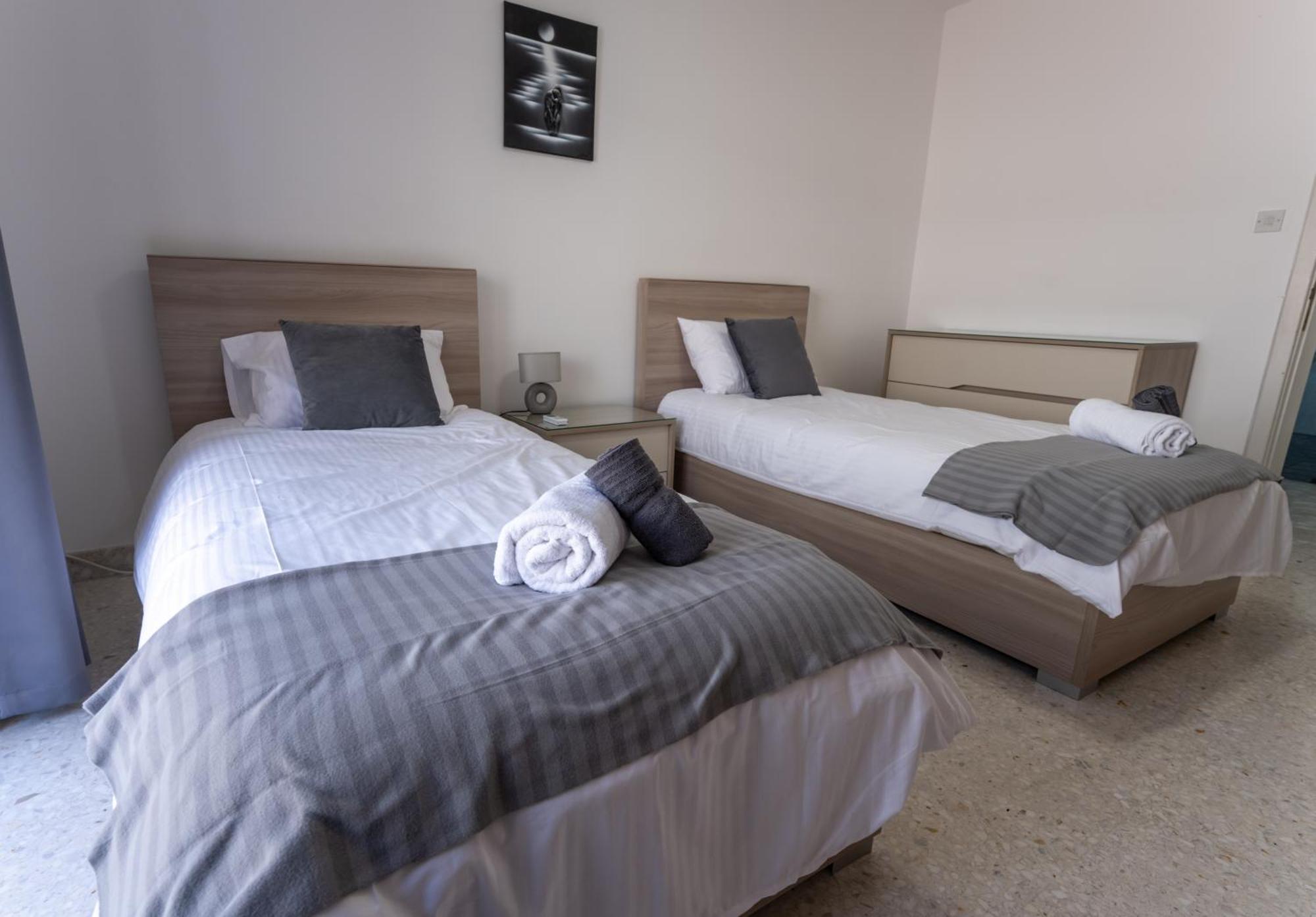 Spacious 3 Bedroom Apartment In The Heart Of St Julians سانت جوليان المظهر الخارجي الصورة