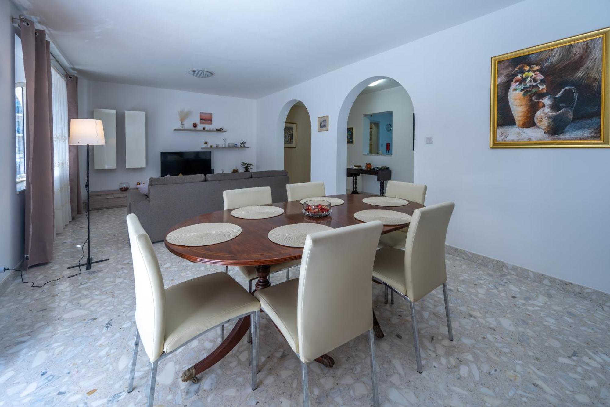 Spacious 3 Bedroom Apartment In The Heart Of St Julians سانت جوليان المظهر الخارجي الصورة