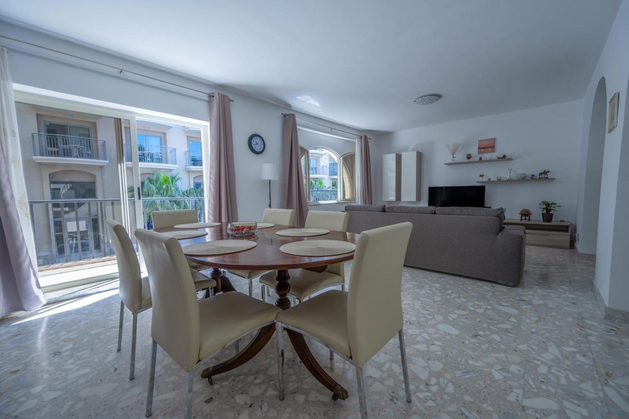 Spacious 3 Bedroom Apartment In The Heart Of St Julians سانت جوليان المظهر الخارجي الصورة