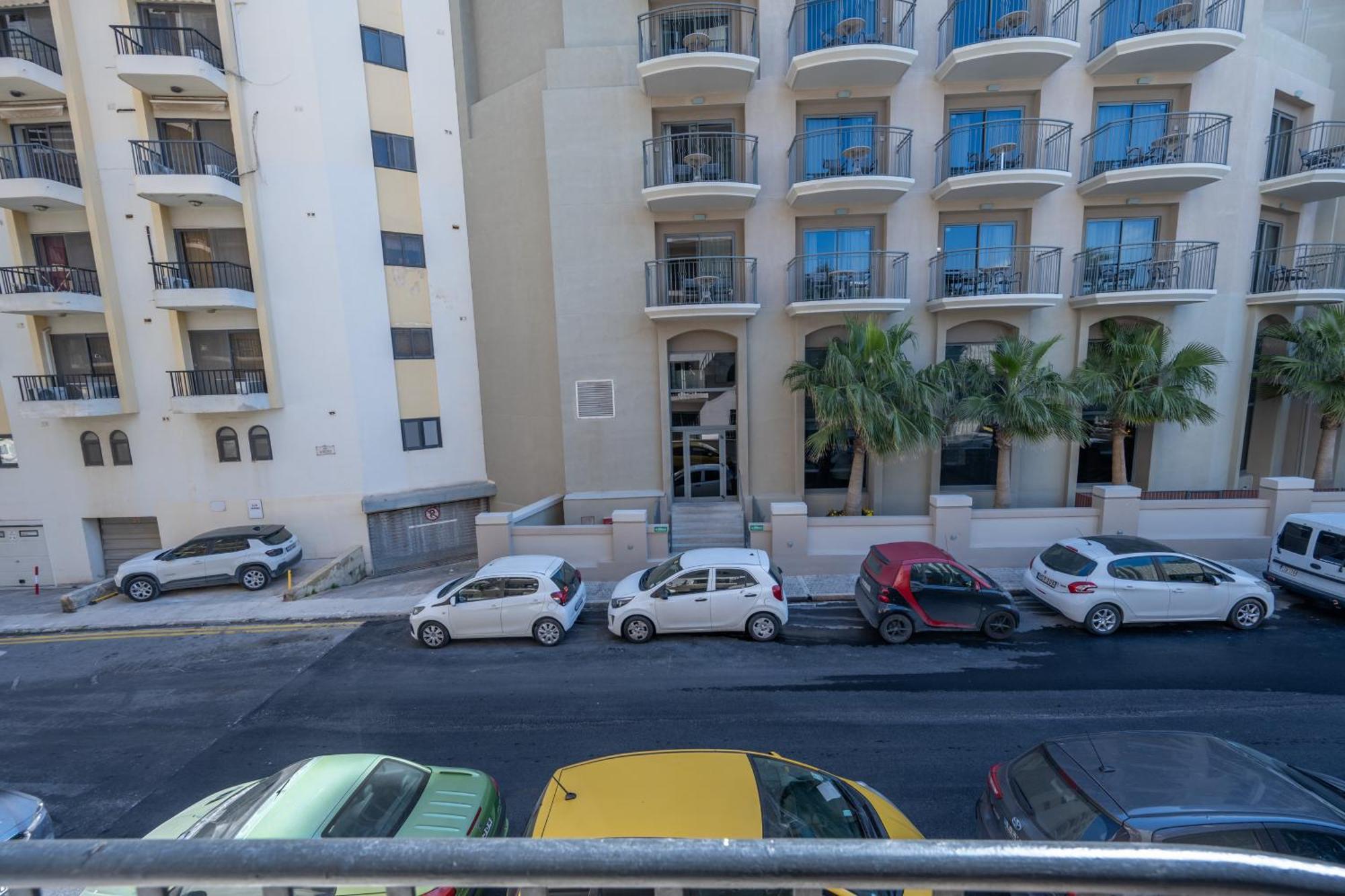 Spacious 3 Bedroom Apartment In The Heart Of St Julians سانت جوليان المظهر الخارجي الصورة