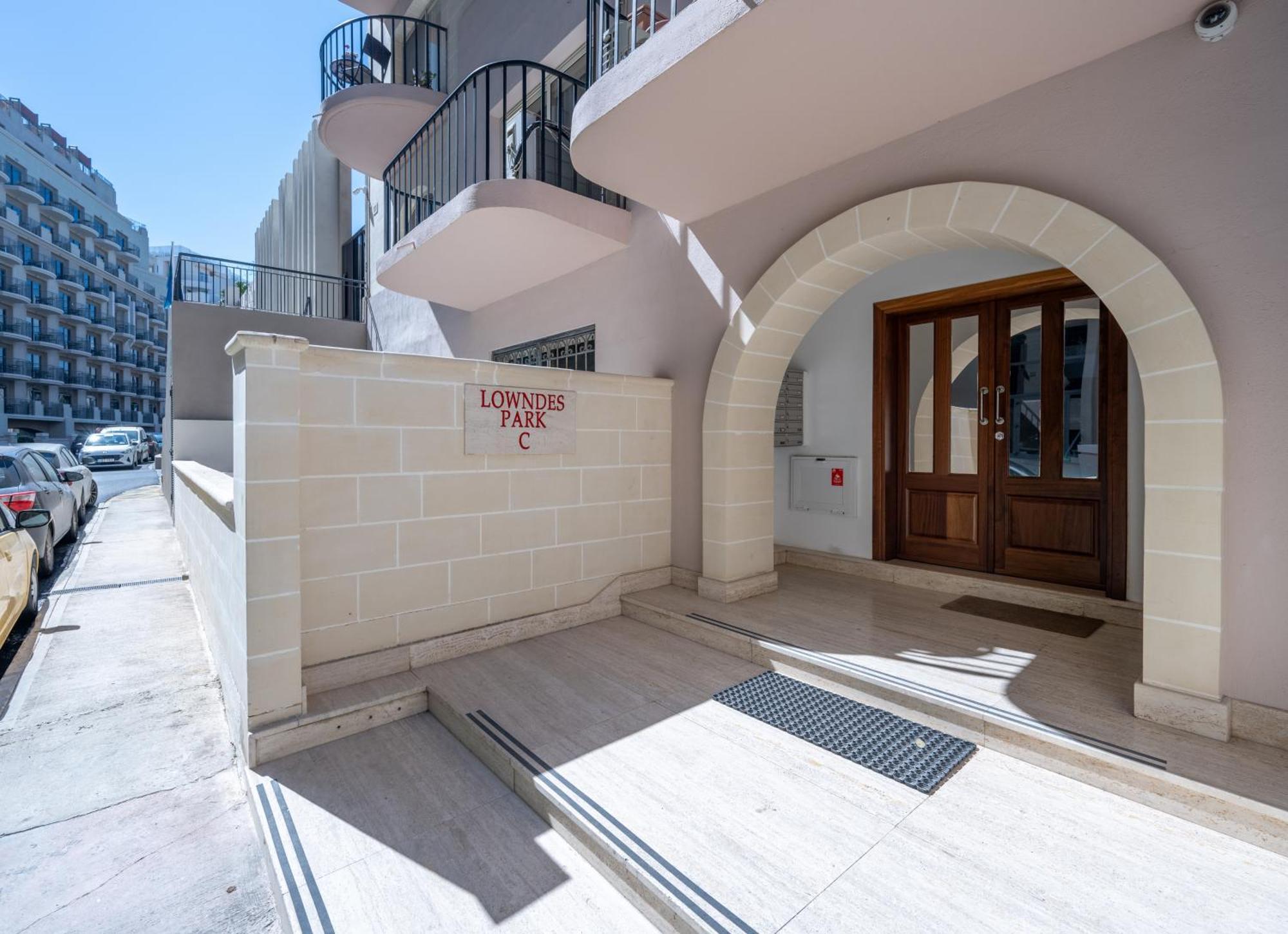 Spacious 3 Bedroom Apartment In The Heart Of St Julians سانت جوليان المظهر الخارجي الصورة