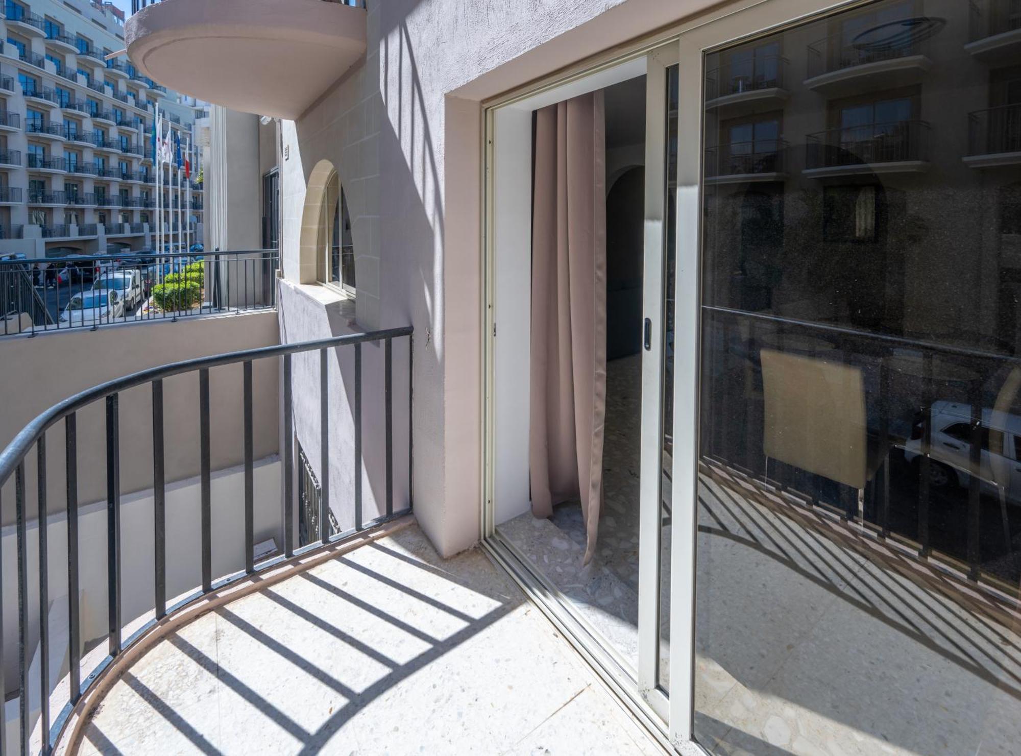 Spacious 3 Bedroom Apartment In The Heart Of St Julians سانت جوليان المظهر الخارجي الصورة