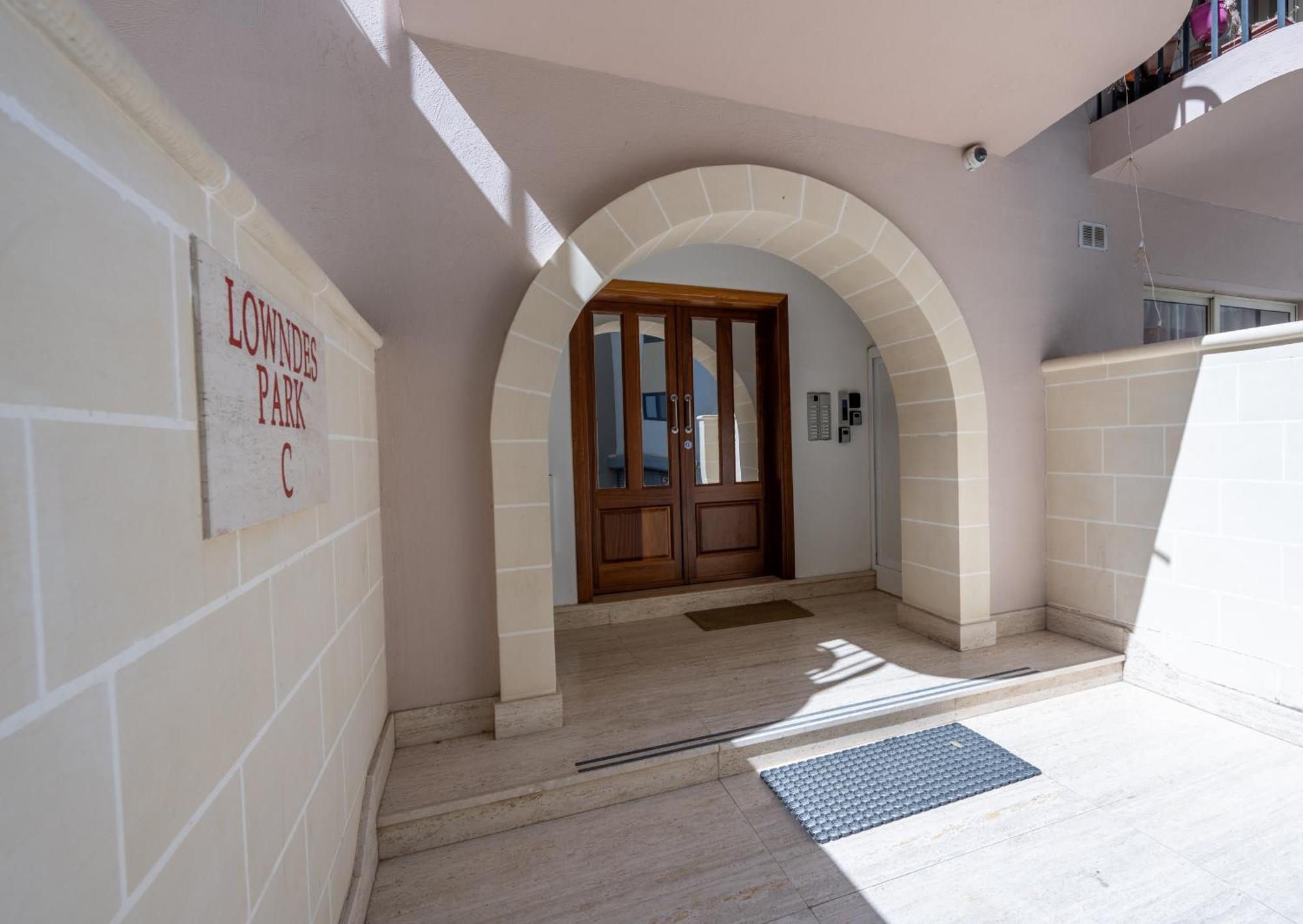 Spacious 3 Bedroom Apartment In The Heart Of St Julians سانت جوليان المظهر الخارجي الصورة