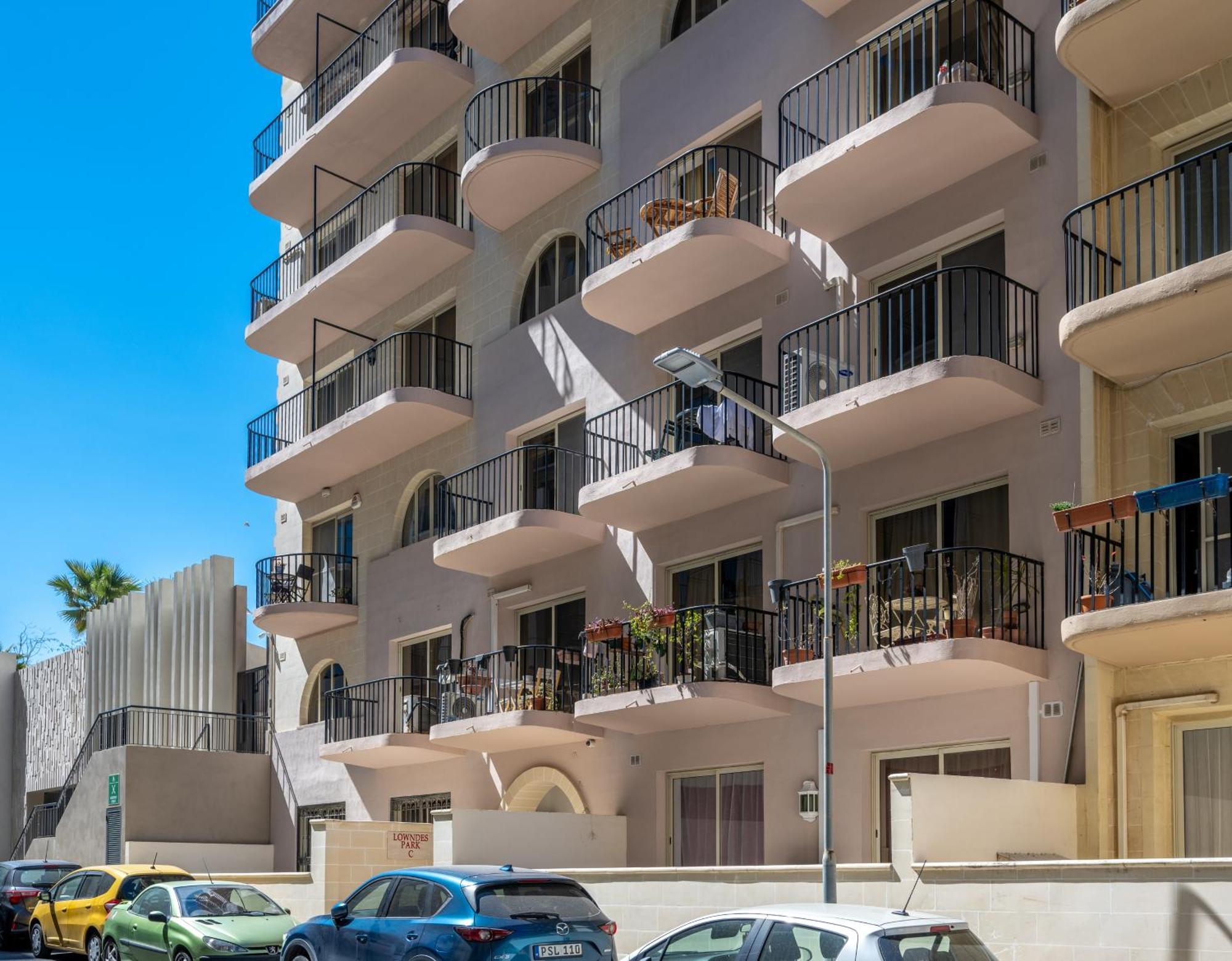 Spacious 3 Bedroom Apartment In The Heart Of St Julians سانت جوليان المظهر الخارجي الصورة