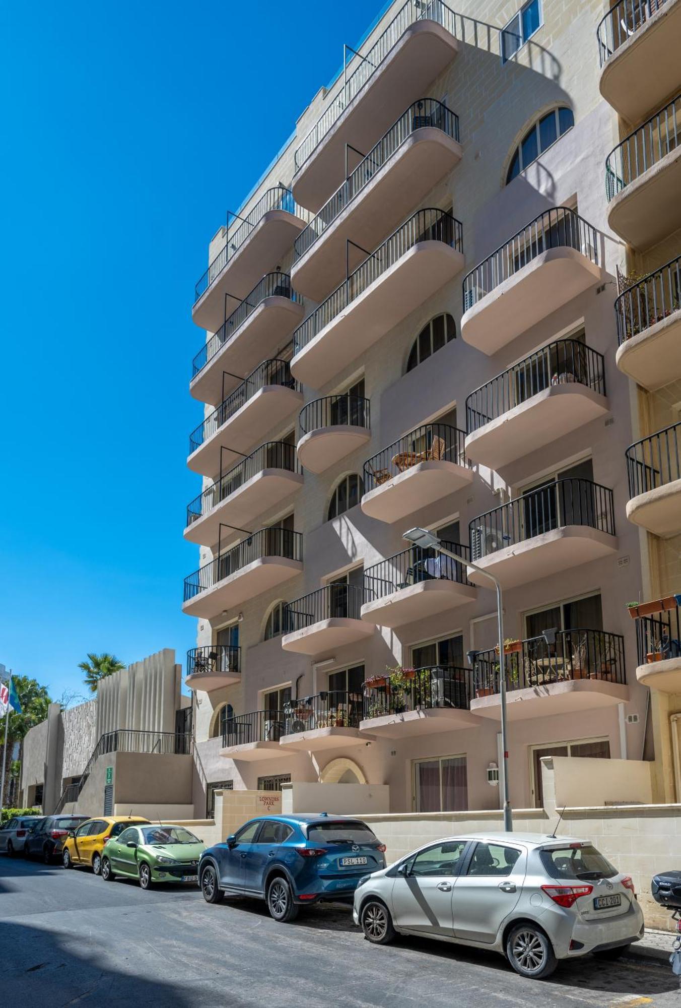 Spacious 3 Bedroom Apartment In The Heart Of St Julians سانت جوليان المظهر الخارجي الصورة